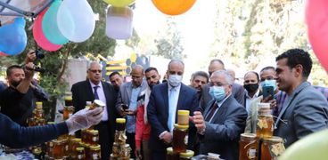 الدكتور علاء عزوز نائب وزير الزراعة خلال افتتاح مهرجان العسل المصري