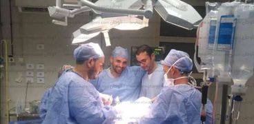 الفريق الطبي خلال الجراحة