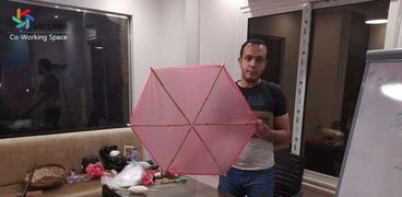 محمد جمعة يشرح كيفية صنع الطائرة الورقية