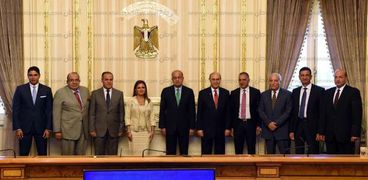 رئيس الوزراء ومهاب مميش اثناء توقيع عقود لتنمية القناة - ارشيف