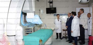وزير الطيران خلال تفقد مستشفى مصر للطيران