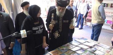 البابا تواضروس يقتني الكتب من معرض الكتاب بالكاتدرائية المرقسية بالإسكندرية