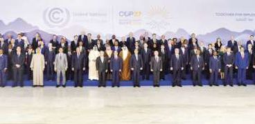 الرئيس السيسي يتوسط الزعماء ورؤساء الوفود المشاركين في «COP27» صورة أرشيفية