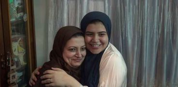 الطالبة روان أحمد عبدالمنعم مع والدتها