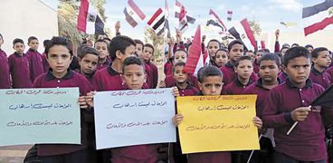 تلاميذ إحدى مدارس الواحات يرفعون أعلام مصر وينددون بالإرهاب