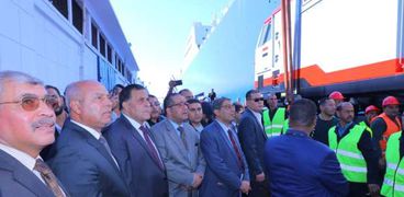صور.. وزير النقل يستقبل أول 10 جرارات سكة حديد بميناء الإسكندرية