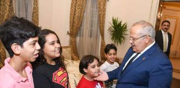الدكتور محمد عثمان الخشت مع عدد من الأطفال