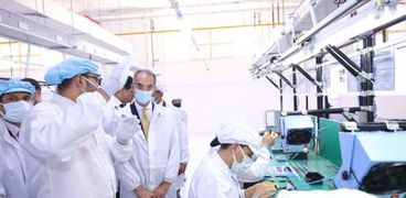 وزير الاتصالات يزور مصنع فيفو للهواتف الذكية 