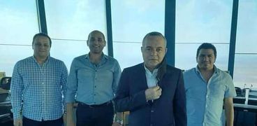الطيار إيهاب محي الدين يتفقد برج المراقبة بمطار القاهرة اول أيام العيد