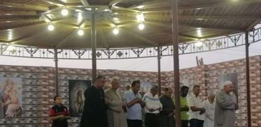 المسلمون يؤدون صلاة المغرب بكنيسة في قويسنا بعد إفطار الوحدة الوطنية