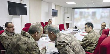 «أردوغان» بالزى العسكرى خلال اجتماعه بالقادة العسكريين «أ.ف.ب»