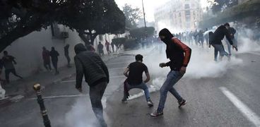 عاجل.. قتيلان في صدامات بين محتجين وقوات الأمن في غرب الجزائر