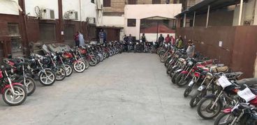 حملة لضبط دراجات نارية مخالفة في الإسماعيلية