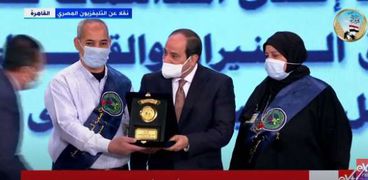 الرئيس السيسي يُكرم أسرة الشهيد أحمد رضا المدبولي