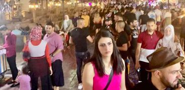 سياح أجانب ومصريون خلال تواجدهم بشرم الشيخ الشهر الماضى