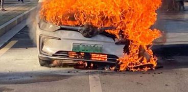 سيارة تحترق