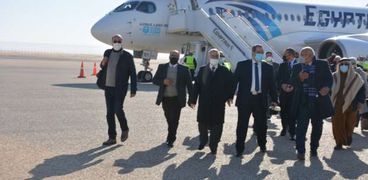 وصول أولي رحلات مصر للطيران إلي مطار الخارجة