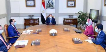 الرئيس عبدالفتاح السيسي خلال اجتماعه مع رئيس الوزراء ووزيرة التضامن اليوم