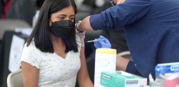 أمريكا تواصل تطعيم مواطنيها بلقاح «كورونا»