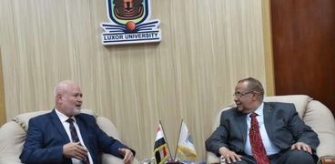 الدكتور صلاح الجعفراوى مع رئيس جامعة الأقصر للتحضير للمهرجان