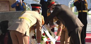 السيسي ينيب وزير الدفاع لوضع إكليل زهور على نصب شهداء القوات المسلحة