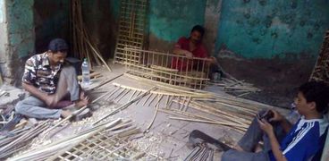 عشرات الأسر فى المنيا تعيش على صناعة الأقفاص التى تعتبر مصدر رزقهم