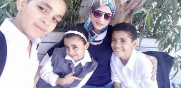 «إياد» مع والدته وشقيقيه