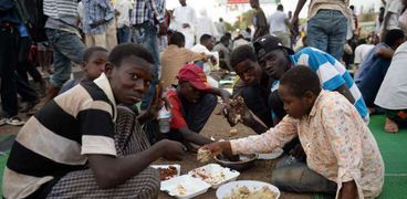 سودانيون يتناولون طعام الإفطار فى أحد شوارع «الخرطوم»