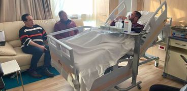 أحمد ثروت ووالده من داخل المستشفى