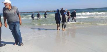 فريق من غطاسين مطروح خلال البحث عن جثمان شخص غرق فى البحر