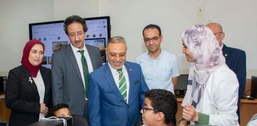 رئيس جامعة طنطا يتفقد معرض مشروعات الذكاء الاصطناعي ل" طلاب الحاسبات"