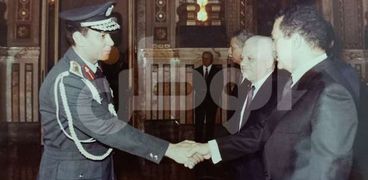 الرئيس الأسبق محمد حسني مبارك وكبير الياوران الأسبق ساجي لاشين