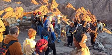 مئات السياح فوق جبل موسى