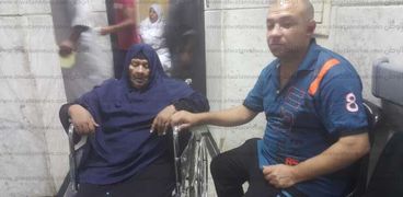«عمرو» يجلس مع والدته فى الاستقبال فى انتظار طبيب