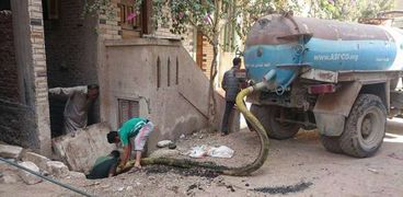 سحب مياه الصرف من منازل قرى أبيس