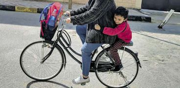«ربا» تقود الدراجة بصحبة ابن شقيقتها
