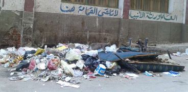 القمامة تحاصر مدارس الشرقية مع بداية العام الدارسي الجديد