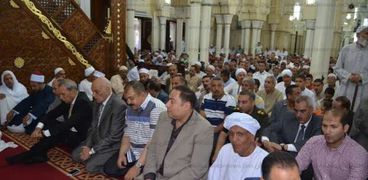 بالصور| محافظ قنا يؤدي صلاة العيد في مسجد "سيدي عبدالرحيم القنائي"