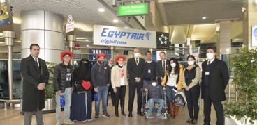 مصر للطيران: تذكرتان مجانا لسفر شاب ووالدته للعلاج.. يعاني من مرض نادر