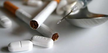 الإدمان يبدأ بالسجائر والمخدرات وصولاً إلى العقاقير وأنواع المخدرات المستحدثة