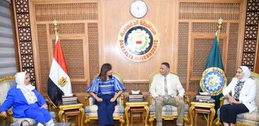 السفيرة نبيلة مكرم وزيرة الهجرة مع محافظ الدقهلية
