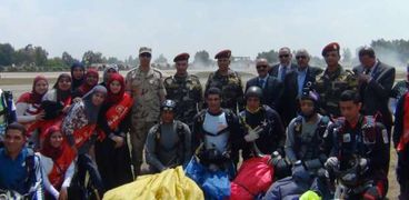 زيارة طلاب جامعة حلوان لقوات المظلات