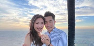 سائح صيني يفاجئ صديقته بالزواج