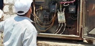 نقل محول كهرباء حفاظا علي حياة المواطنين بأخميم في سوهاج