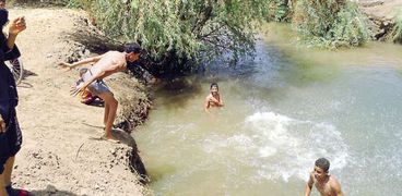أطفال قنا يتغلبون على الحر بالسباحة فى الترع