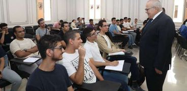 رئيس جامعة القاهرة الدولية يستقبل الطلاب الجدد