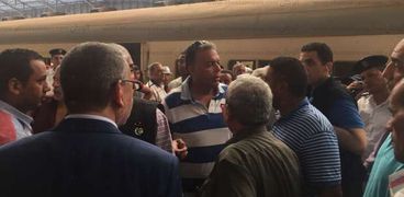 وزير النقل وسط الركاب فى قطار أبوقير من محطة مصر بالإسكندرية إلى سيدى جابر