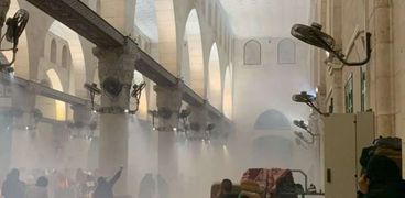 اقتحام المسجد الأقصى وإطلاق قنابل الغاز داخله