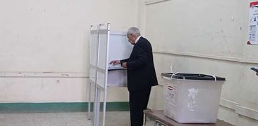 مواطن يدلي بصوته في الانتخابات بالمنيا