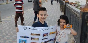 طفل يوزع حلويات وهدايا على المواطنين بكورنيش بني سويف: «عايز أفرحك»
